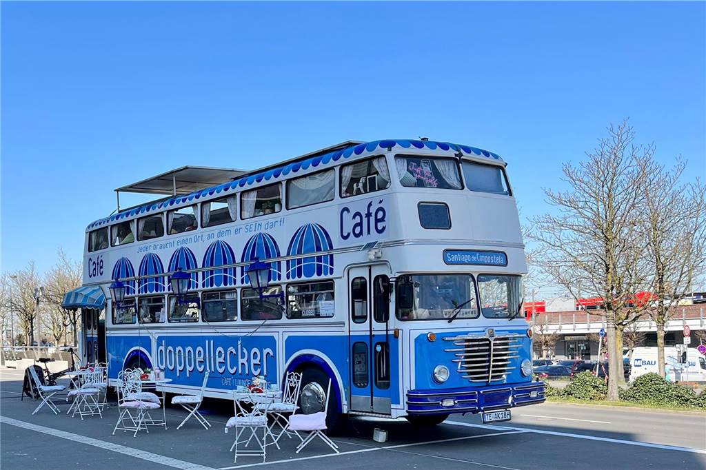 Dortmunds schönster Bus ist ein Café: Michèl Malcin parkt mitten in der City Der „Doppellecker Genussbus“ fuhr früher als Stadtbus durch Berlin. Gebaut wurde er 1960.