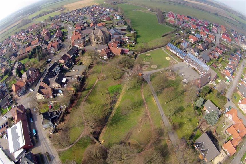 Dorfhalle Capelle: Neuer Name, neue Förderung? Der Dorfpark Capelle soll in diesem Jahr umgestaltet werden. Geplant ist dabei auch der Bau einer Dorfhalle, die multifunktional genutzt werden soll. Im aktuellen Haushalt steht eine Investitionssumme von 400 000 Euro für die Halle.