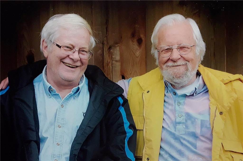 Der Dortmunder Horst Wulfhorst und sein Bruder sitzen auf einer Bank in Kanada.