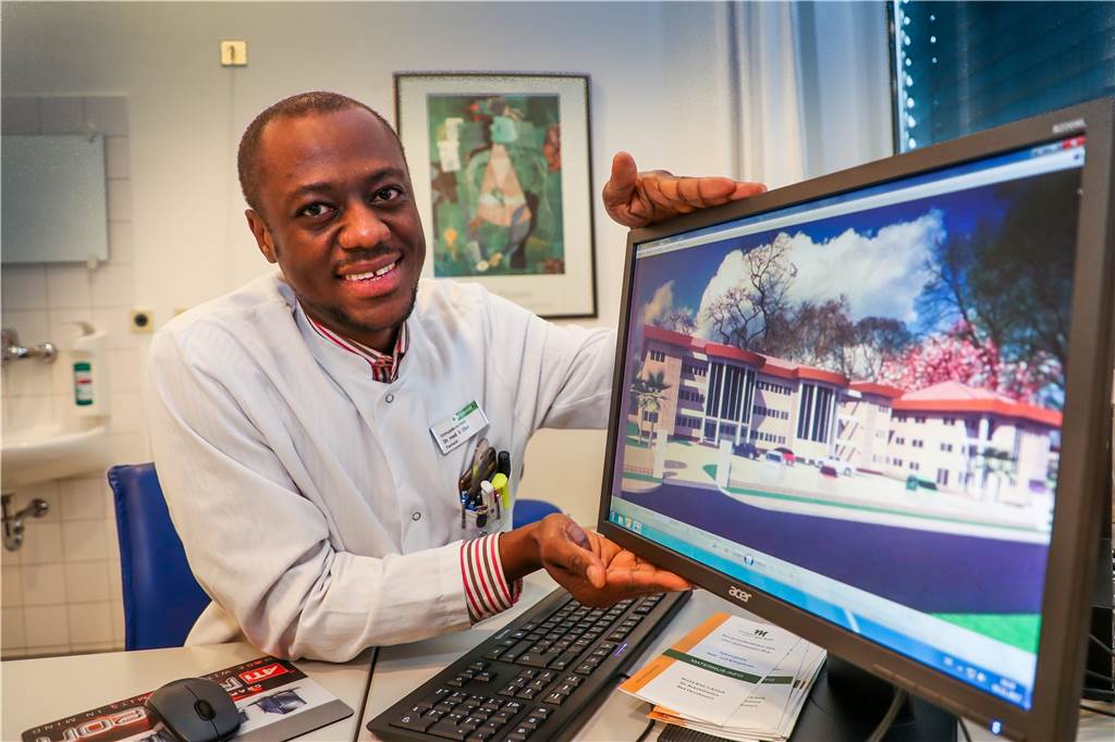 Helfer bauen OP-Türen am Klinikum für Krankenhaus in Ghana aus Der Dortmunder Arzt Samuel Okae baut ein Krankenhaus in Ghana. Es soll die Versorgung dort erheblich verbessern.