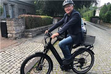 Der Dortmunder CDU-Bundestagskandidat Klaus Wegener nimmt, wenn immer es sich anbietet, lieber das Fahrrad als das Auto. Er hat auch eine Meinung zur Bahn.