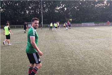 Der Dortmunder FDP-Bundestagskandidat Roman Senga ist Sportmanager und häufig auf dem Fußballplatz in Bodelschwingh anzutreffen.