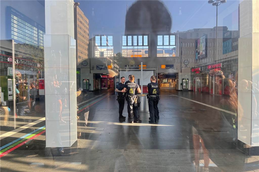 Re-Live: Dortmunder Hauptbahnhof wieder frei - verdächtiger Gegenstand war harmlos Der Dortmunder Hauptbahnhof ist von der Bundespolizei abgesperrt worden. Entschärfungsspezialisten sollen einen verdächtigen Gegenstand untersuchen.
