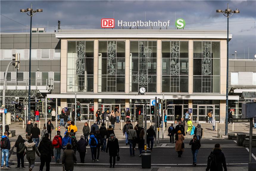 7500 Euro fallen auf den Bahnhofsboden Der Dortmunder Hauptbahnhof (Symbolbild).
