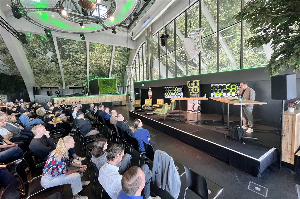 „Kennen wir aus Berlin so nicht“: Europas größte Nachtleben-Konferenz zeigt auch Dortmunds Stärken Der Dortmunder Nachtbeauftragte Chris Stemann bei der Eröffnung der Konferenz "Stadt nach Acht" im Brauturm im Dortmunder U.