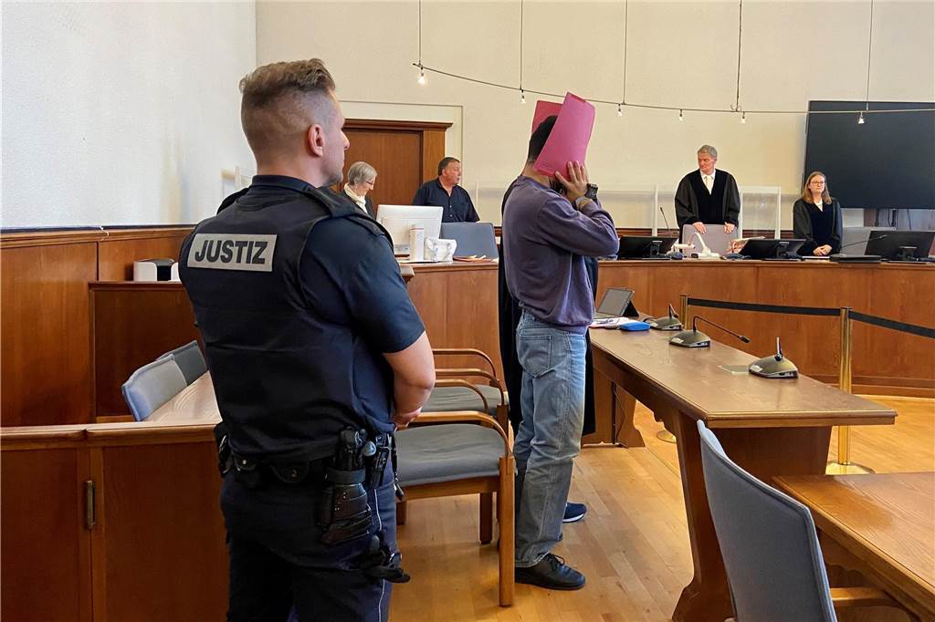 Der Dortmunder Pflichtverteidiger Marco Ostmeyer an der Seite des Angeklagten Jalal J. Seit dem 20. September 2023 läuft der Prozess gegen den 26-jährigen Castrop-Rauxeler aus dem Iran. Der vorbestrafte Angeklagte wird verdächtigt, einen Terroranschlag mit chemischen Giftstiffen geplant zu haben. Sein Plan soll gewesen sein, ihn an Silvester 2022 zu verüben. Doch da fehlte möglicherweise noch die letzte Zutat: Eisenspäne. Am 7. Januar wurde er nachts in der Wohnung seines älteren Bruders öffentlichkeitswirksam von einem SEK festgenommen.
