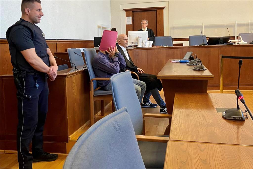 Der Dortmunder Pflichtverteidiger Marco Ostmeyer an der Seite des Angeklagten Jalal J. Seit dem 20. September 2023 läuft der Prozess gegen den 26-jährigen Castrop-Rauxeler aus dem Iran. Der vorbestrafte Angeklagte wird verdächtigt, einen Terroranschlag mit chemischen Giftstiffen geplant zu haben. Sein Plan soll gewesen sein, ihn an Silvester 2022 zu verüben. Doch da fehlte möglicherweise noch die letzte Zutat: Eisenspäne. Am 7. Januar wurde er nachts in der Wohnung seines älteren Bruders öffentlichkeitswirksam von einem SEK festgenommen.