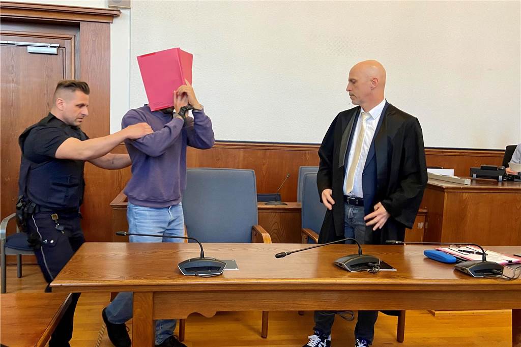 Der Dortmunder Pflichtverteidiger Marco Ostmeyer an der Seite des Angeklagten Jalal J. Seit dem 20. September 2023 läuft der Prozess gegen den 26-jährigen Castrop-Rauxeler aus dem Iran. Der vorbestrafte Angeklagte wird verdächtigt, einen Terroranschlag mit chemischen Giftstiffen geplant zu haben. Sein Plan soll gewesen sein, ihn an Silvester 2022 zu verüben. Doch da fehlte möglicherweise noch die letzte Zutat: Eisenspäne. Am 7. Januar wurde er nachts in der Wohnung seines älteren Bruders öffentlichkeitswirksam von einem SEK festgenommen.