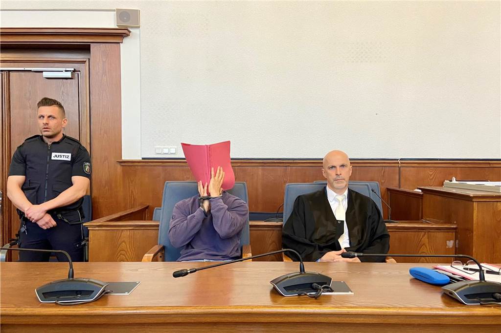 Der Dortmunder Pflichtverteidiger Marco Ostmeyer an der Seite des Angeklagten Jalal J. Seit dem 20. September 2023 läuft der Prozess gegen den 26-jährigen Castrop-Rauxeler aus dem Iran. Der vorbestrafte Angeklagte wird verdächtigt, einen Terroranschlag mit chemischen Giftstiffen geplant zu haben. Sein Plan soll gewesen sein, ihn an Silvester 2022 zu verüben. Doch da fehlte möglicherweise noch die letzte Zutat: Eisenspäne. Am 7. Januar wurde er nachts in der Wohnung seines älteren Bruders öffentlichkeitswirksam von einem SEK festgenommen.