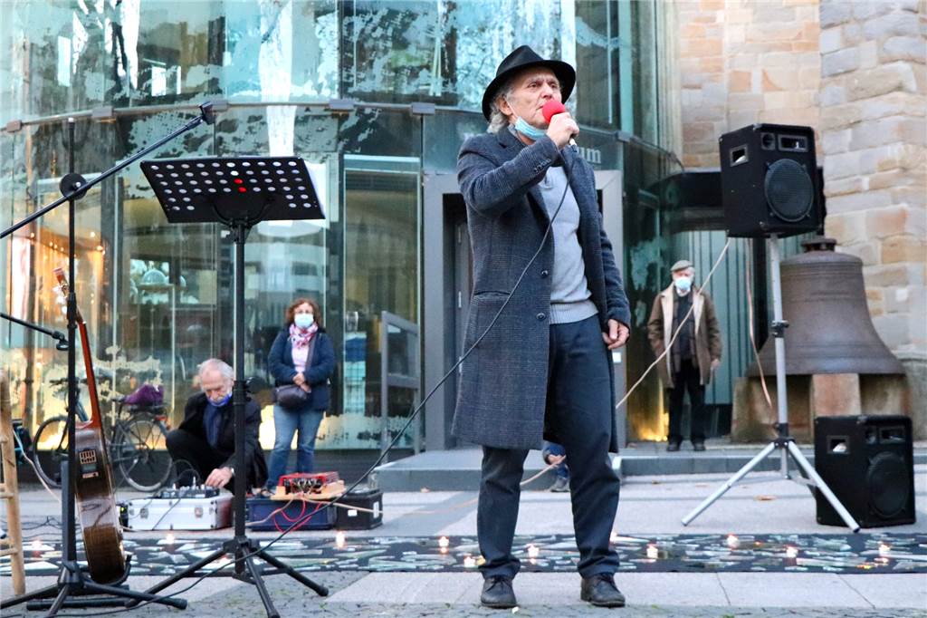 Scherben vor der Reinoldikirche erinnern an grausame Verbrechen Der Dortmunder Schauspieler und Musiker Peter Sturm begleitete die Veranstaltung mit jiddischen Liedern.