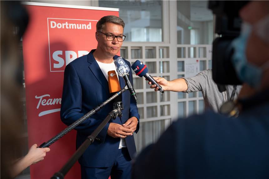 CDU gewinnt die Wahl in NRW, Grüne auf Platz 3 - Stichwahlen für viele Oberbürgermeister Der SPD-Kandidat für das Amt des Oberbürgermeisters, Thomas Westphal, gibt nach den ersten Prognosen ein Interview. Zwischen ihm und seinem CDU Gegenkandiaten zeichnet sich nach ersten Prognosen eine Stichwahl ab