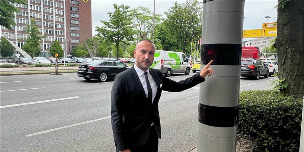 Problem-Blitzer am Wall – Fahrer muss Strafzettel nicht zahlen Der Dortmunder Verkehrsanwalt Özkan Arikan wirft der Stadt vor, sich bei der Auswertung der Messungen nicht an die Bedienungsanleitung für den Blitzer am Ostwall zu halten.