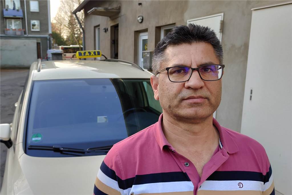 Expansion trotz Energiekrise: Taxiunternehmer bleibt optimistisch Muhammad Imran steht vor einem VW Touran aus seinem Fuhrpark.