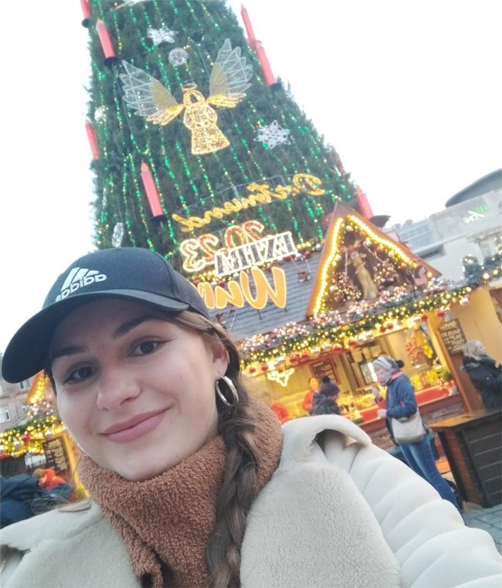 Der Dortmunder Weihnachtsbaum steht wie jedes Jahr auf dem Hansaplatz.
