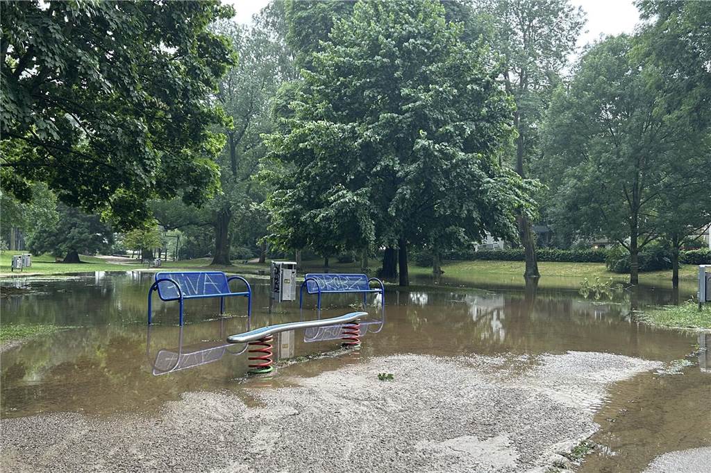 Wasser in Klinik, Bäume auf Gleisen: Gewitter richtet in Dortmund große Schäden an Der Dortmunder Westpark steht am Freitagmorgen noch immer unter Wasser. Auch hier sind Bäume umgestürzt.