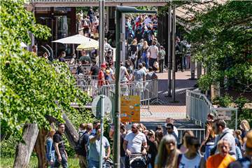 Der Dortmunder Zoo gehörte am Sonntag zu den Hotspots in der Stadt. Die Polizei musste zwischenzeitlich die Zufahrt sperren, weil es so voll war.