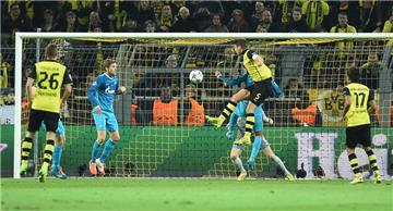 Der Dosenöffner: BVB-Kapitän Sebastian Kehl (M.) erzielt per Kopf das 1:1.