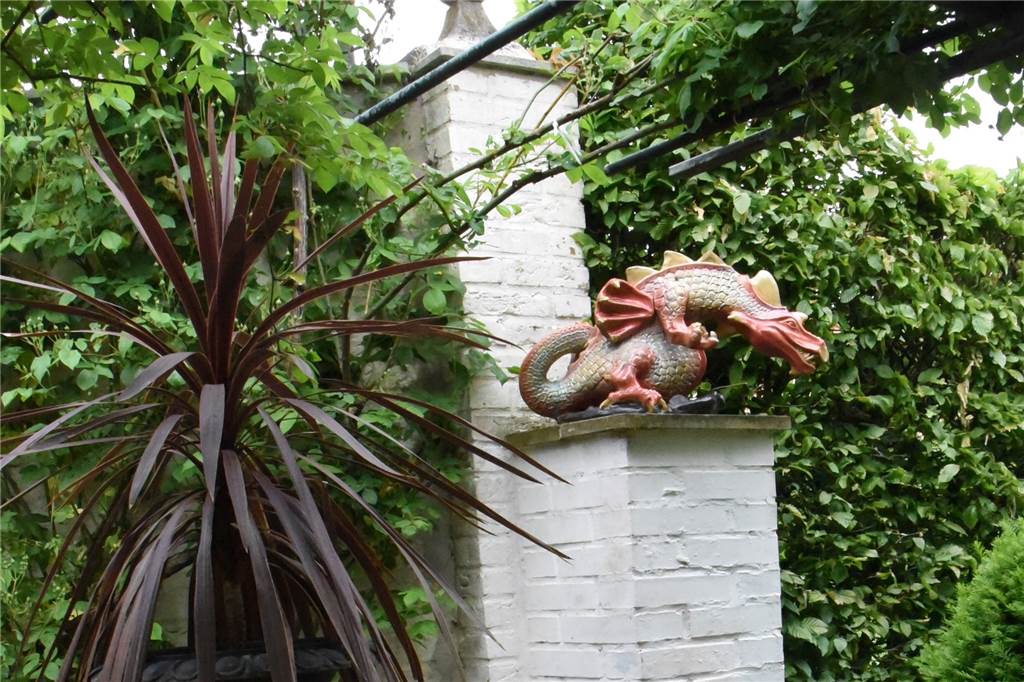 Mit Video: Das Geheimnis des „verborgenen Gartens“ gelüftet Der Drache bewacht den Garten.