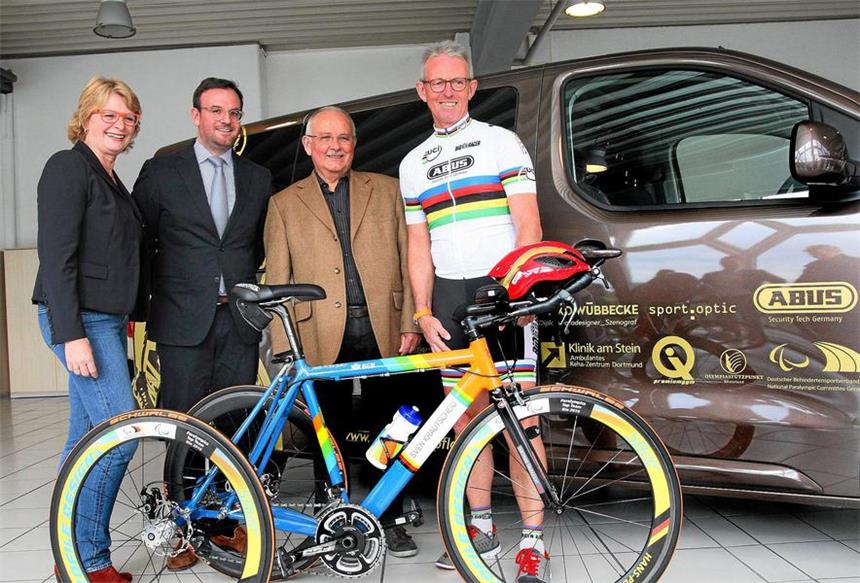 Durst startet in Italien sein Projekt Tokio 2020 Der Dreirad-Transport ist mit dem neuen Auto kein Problem. Hans-Peter Durst, Jörg Rüppel (SSB), Felix Babilas (Autohaus Pflanz) und Ulrike Durst (v.r.) bei der Übergabe.
