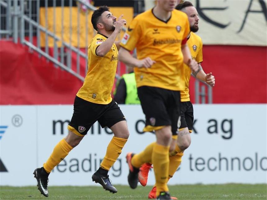Würzburg verliert 0:2 gegen Dynamo Dresden Der Dresdener Aias Aosman (l) jubelt über seinen Treffer zur 1:0-Führung gegen die Würzburger Kickers. Foto: Daniel Karmann