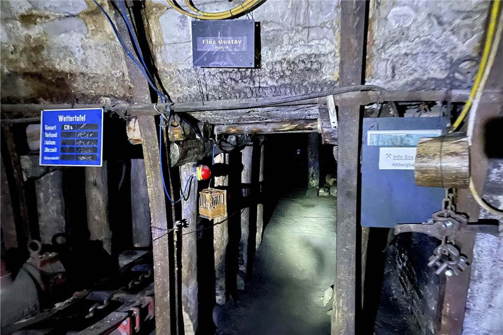 Dritter Escape-Room geplant: Im Trainingsbergwerk knifflige Rätsel lösen Der Eingang eines niedrigen Stollens im Trainingsbergwerk Recklinghausen.