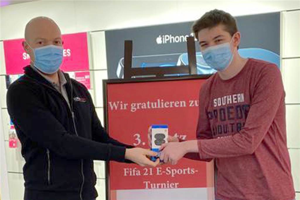 Großes Fifa-Turnier: Nach über 400 Spielen steht ein Schalke-Fan oben Der dritte Platz ging an einen Lokalmatadoren: Tom Gerling (r.) aus Wessum.
