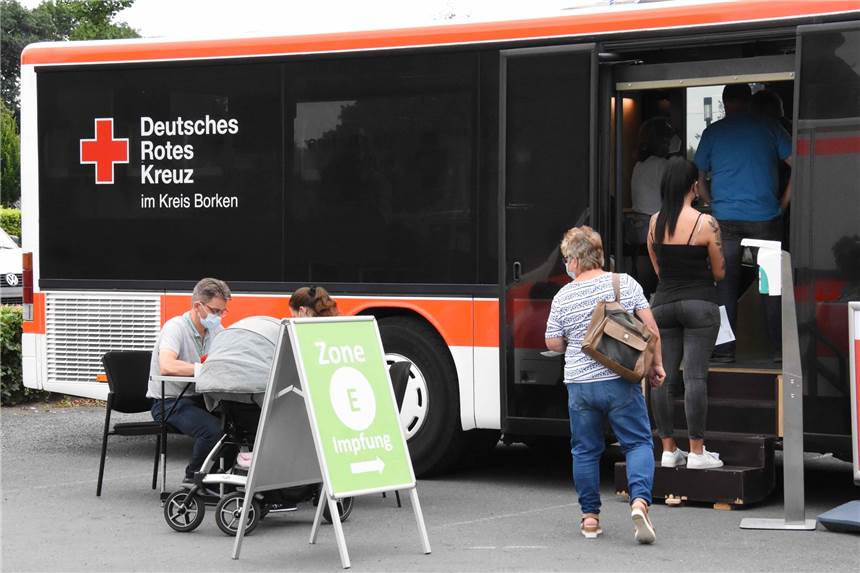 Bis zu 120 Rotkreuz-Kräfte im Impfzentrum Velen täglich im Einsatz Der DRK-Impfbus ist für und im Kreis Borken nach wie vor ständig im Einsatz: Hunderte Menschen ließen sich darin in den vergangenen Wochen bei den Einsätzen im Westmünsterland impfen.