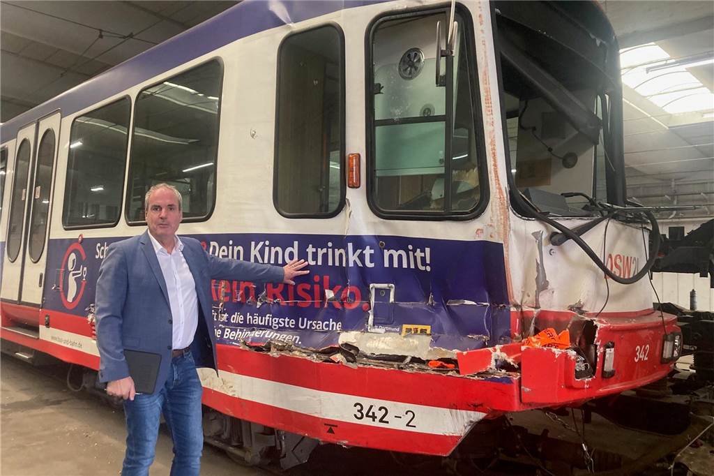 Mega-Crash mit Lkw und tödliches Unglück in der Nordstadt: Die schwersten Stadtbahn-Unfälle 2023 in Dortmund Der DSW-Technik-Chef Ralf Habbes zeigt den Wagen, der beim Zusammenstoß mit dem Lkw schwer beschädigt wurde.