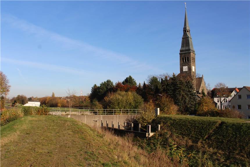 Brücke über den Roßbach in Dortmund wird wirklich 1,90 Meter hoch Der Düker am Roßbach in Marten wird durch eine Brücker ersetzte. Die soll 1,90 Meter hoch werden.