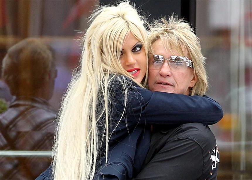 Rotlicht-Größe Bert Wollersheim ist pleite Der Düsseldorfer Bordellbesitzer Bert Wollersheim, hier mit seiner Ehefrau Sophia, ist zahlungsunfähig.