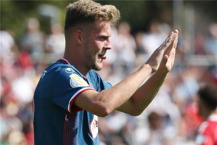 Düsseldorf feiert Pflichtsieg im Pokal Der Düsseldorfer Marvin Duksch jubelt nach dem Treffer zum 3:0. Foto: Thomas Frey