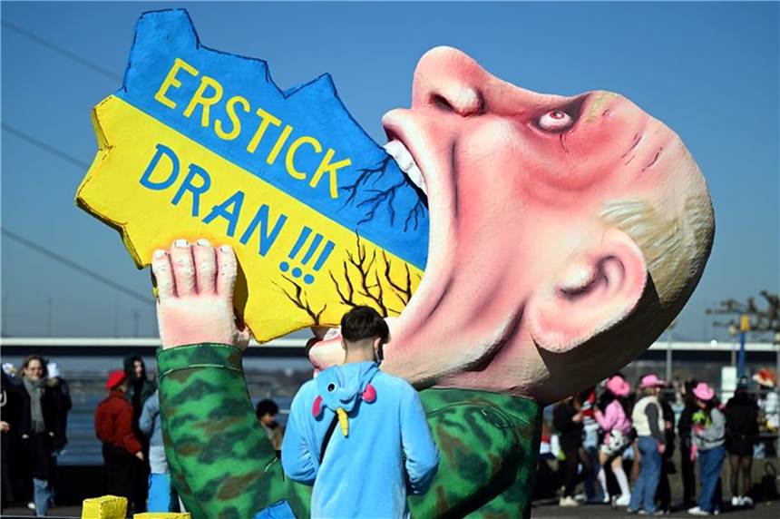 Jacques Tilly will Putin-Wagen für guten Zweck versteigern Der Düsseldorfer Motivwagen mit der überlebensgroßen Karikatur des russischen Präsidenten Putin, der die Ukraine schluckt.