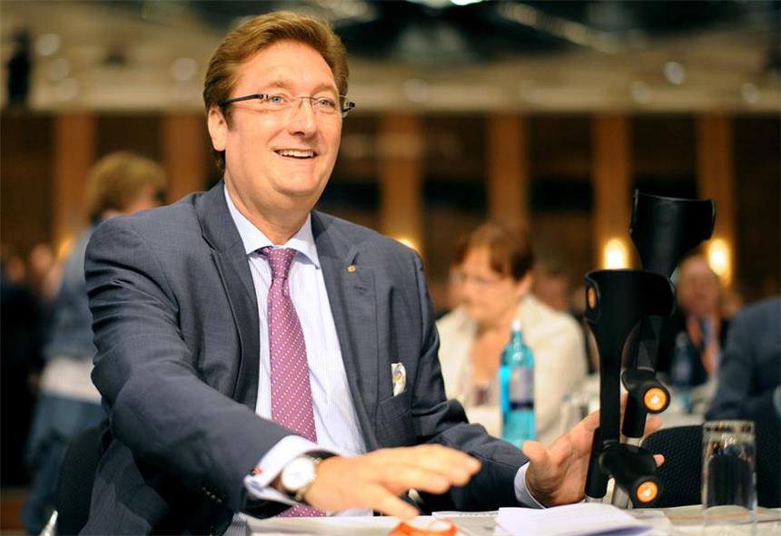 Düsseldorfs OB lästert über das Ruhrgebiet Der Düsseldorfer Oberbürgermeister Dirk Elbers (CDU) auf dem 34. Landesparteitag der nordrhein-westfälischen CDU.