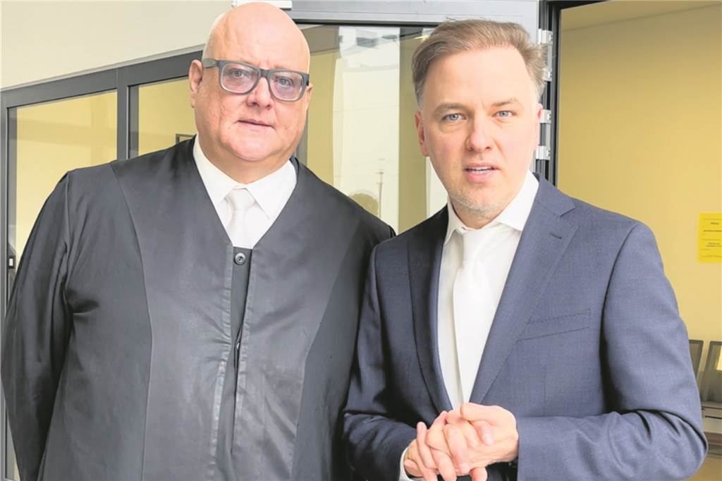 Krasse Wendung im Assauer-Prozess: Gutachter hält Testament des Schalke-Stars für ungültig Der Düsseldorfer Rechtsanwalt Dirk Giesen (52, links) und der Marler Rechtsanwalt Burkhard Benecken (46) vertreten gemeinsam mit Anwalt Hans Reinhardt (61) die Beklagten im Falle Assauer.