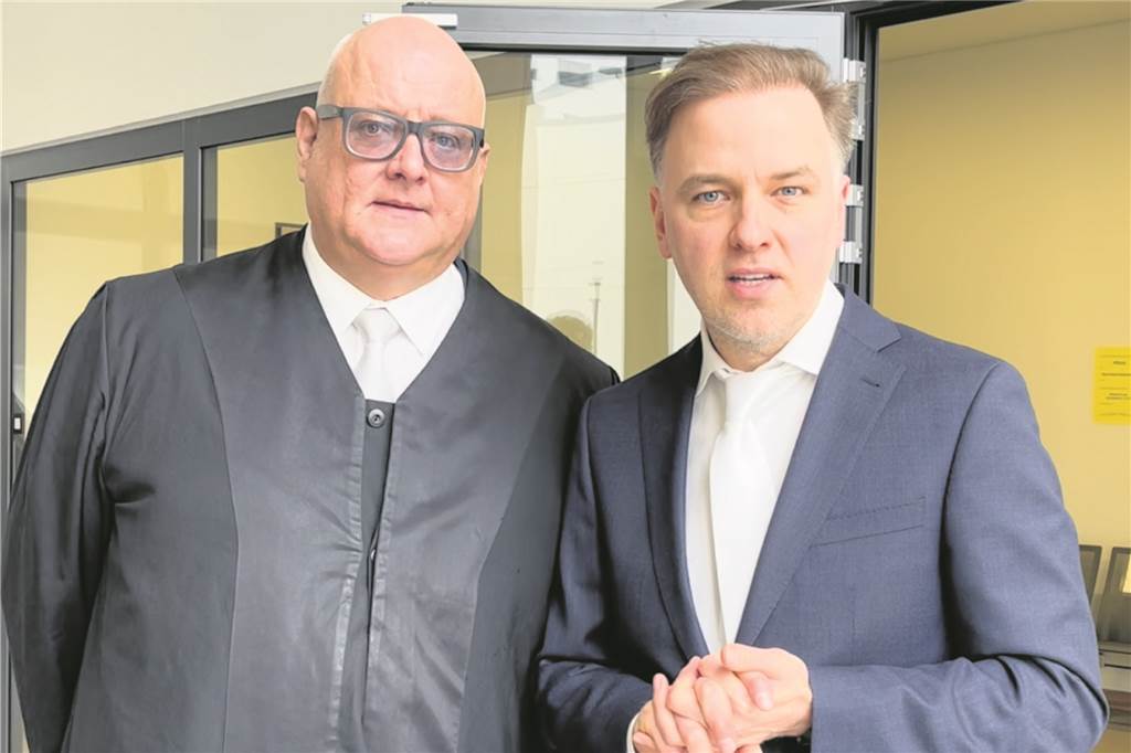 Der Düsseldorfer Rechtsanwalt Dirk Giesen (52, links) und der Marler Rechtsanwalt Burkhard Benecken (46) vertreten gemeinsam mit Anwalt Hans Reinhardt (61) die Beklagten im Falle Assauer.