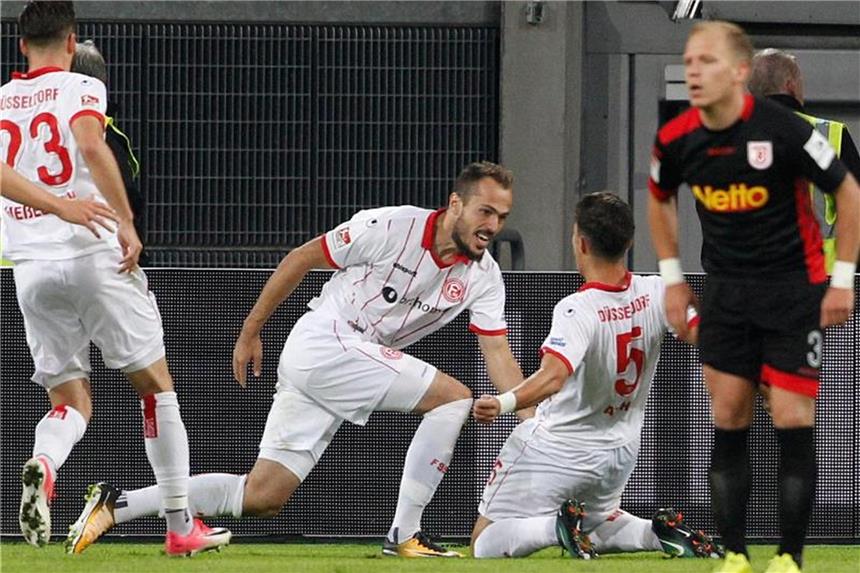 Düsseldorf holt mit Sieg gegen Regensburg Tabellenführung Der Düsseldorfer Torschütze zum 1:0 Emir Kujovic (2.v.l.) jubelt mit Kaan Ayhan. Foto: Roland Weihrauch