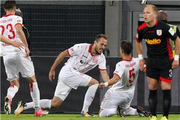 Der Düsseldorfer Torschütze zum 1:0 Emir Kujovic (2.v.l.) jubelt mit Kaan Ayhan. Foto: Roland Weihrauch