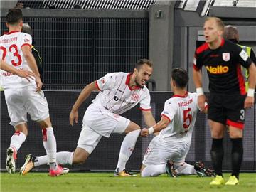 Der Düsseldorfer Torschütze zum 1:0 Emir Kujovic (2.v.l.) jubelt mit Kaan Ayhan. Foto: Roland Weihrauch