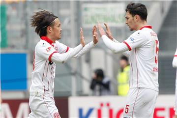 Der Düsseldorfer Torschütze zum 1:1 Takashi Usami (l.) jubelt mit Kaan Ayhan. Foto: Roland Weihrauch