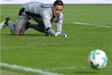 Der Düsseldorfer Torwart Raphael Wolf schaut dem Ball hinterher. Foto: Timm Schamberger