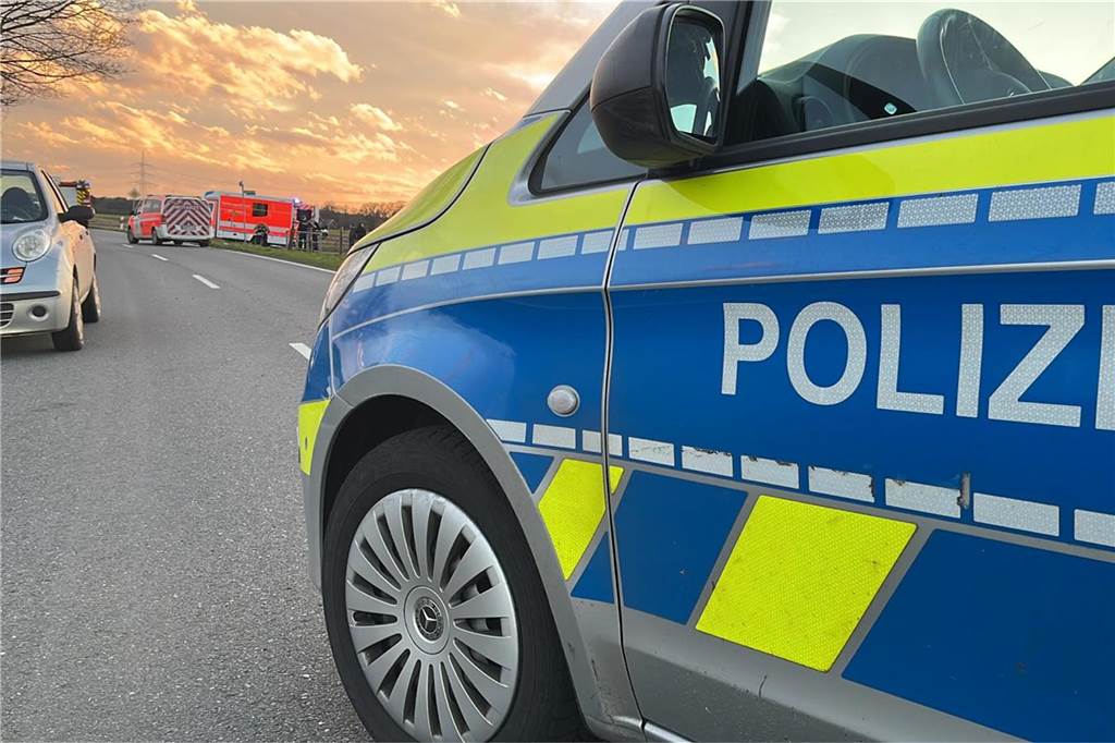 Unfall auf dem Düwing Dyk zwischen Ahaus und Stadtlohn Ein Polizeiauto steht auf dem Düwing Dyk.
