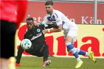 Der Duisburger Enis Hajri (r) und Khaled Narey von Greuther Fürth kämpfen um den Ball. Foto: Roland Weihrauch