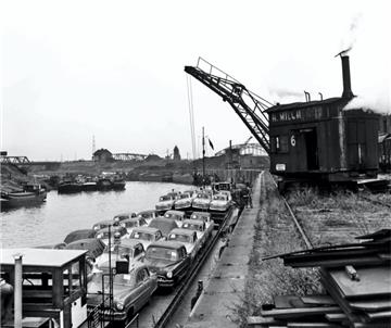 Der Duisburger Hafen 1950.