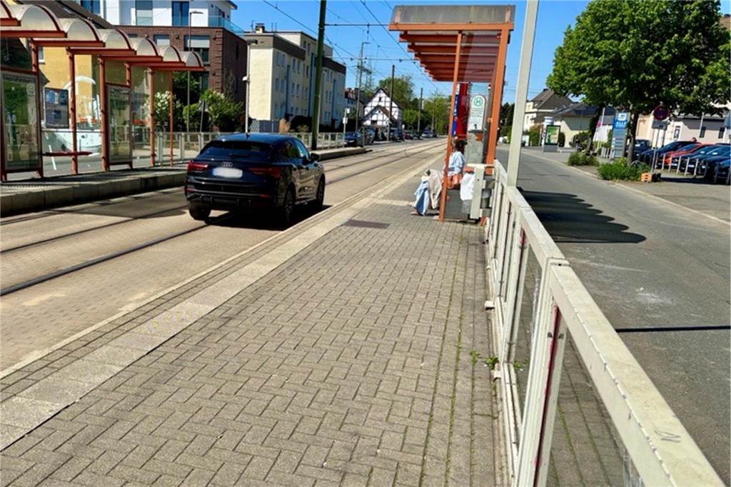 Baustelle folgt Baustelle in Brackel: Geschäfte und Anwohner genervt Ein Auto auf den Gleisen an der Haltestelle Knappschaftskrankenhaus.