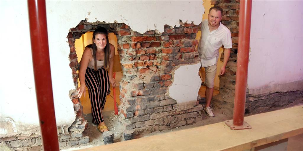 Richtfest bei Augenoptik Rienhöfer: Termin für Eröffnung kommt in Sicht Der Durchbruch ist geschafft: Madeleine und Peter Rienhöfer können schon vorsichtig in den Anbau an ihrem Augenoptik-Geschäft gelangen, das aber durch eine staubsichere Abtrennung geschützt ist.