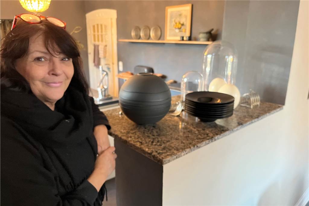 Designerin Patricia Brügger zeigt ihre 110 Jahre alte Backsteinvilla Der Durchbruch von Küche zu Esszimmer war für den Denkmalschutz kein Problem. Die Granitplatte an die sich Patricia Brügger anlehnt, hat sie im Garten gefunden.