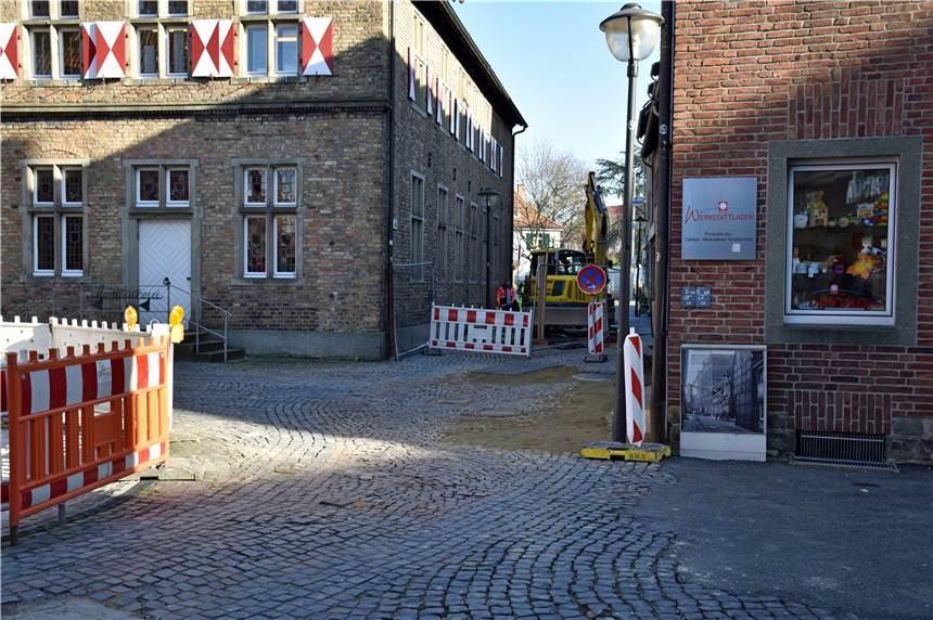 Baustelle am Moormannplatz hat sich zum Steinhaus verschoben Der Durchgang am Steinhaus ist während der Arbeitszeiten gesperrt. Fußgänger müssen über die Passage bei der Stadtbücherei ausweichen.