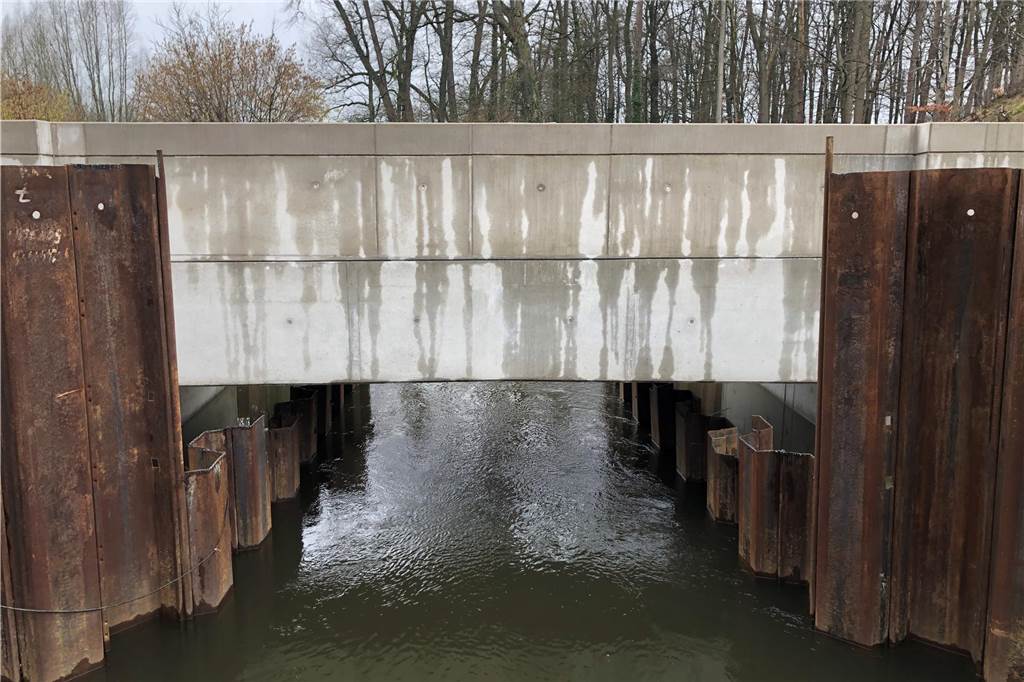Harrierbrücke bald befahrbar: Betonbauwerk schützt Stadt vor Hochwasser Frontalansicht der neuen Harrierbrücke