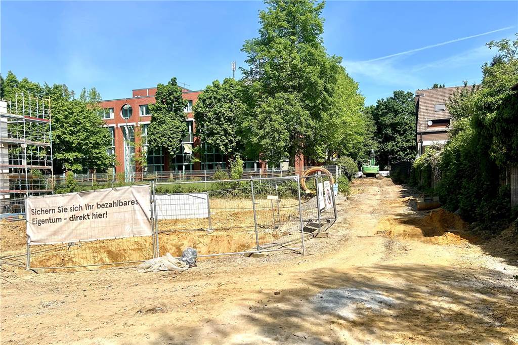 „Im Westviertel“: Besitzer wollen in ihre Häuser, doch das ist zu früh Der Durchstich vom Baugebiet aus.