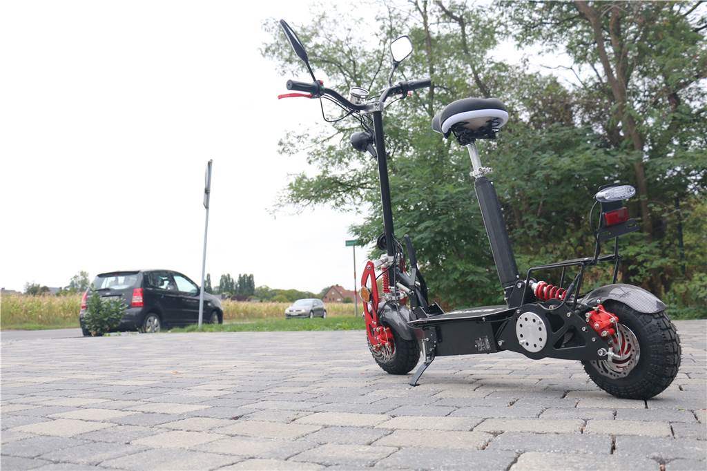 In diesen Werner Geschäften gibt‘s E-Scooter - und das kosten sie Der E-Scooter der Marke Nitro Motors ist mit einem Sitz und mit Federungen am vorderen und hinteren Reifen ausgestattet.
